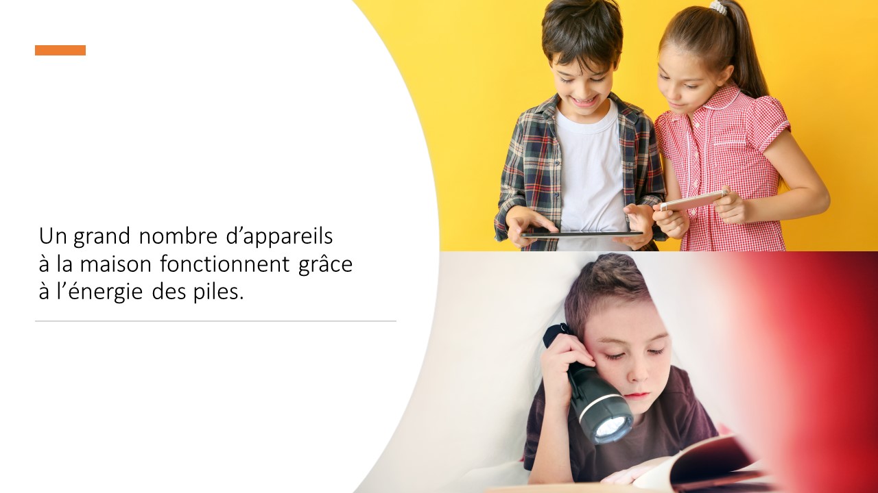 Photo montrant un enfant qui utilise une tablette et une enfant qui joue à un jeu électronique de poche. 