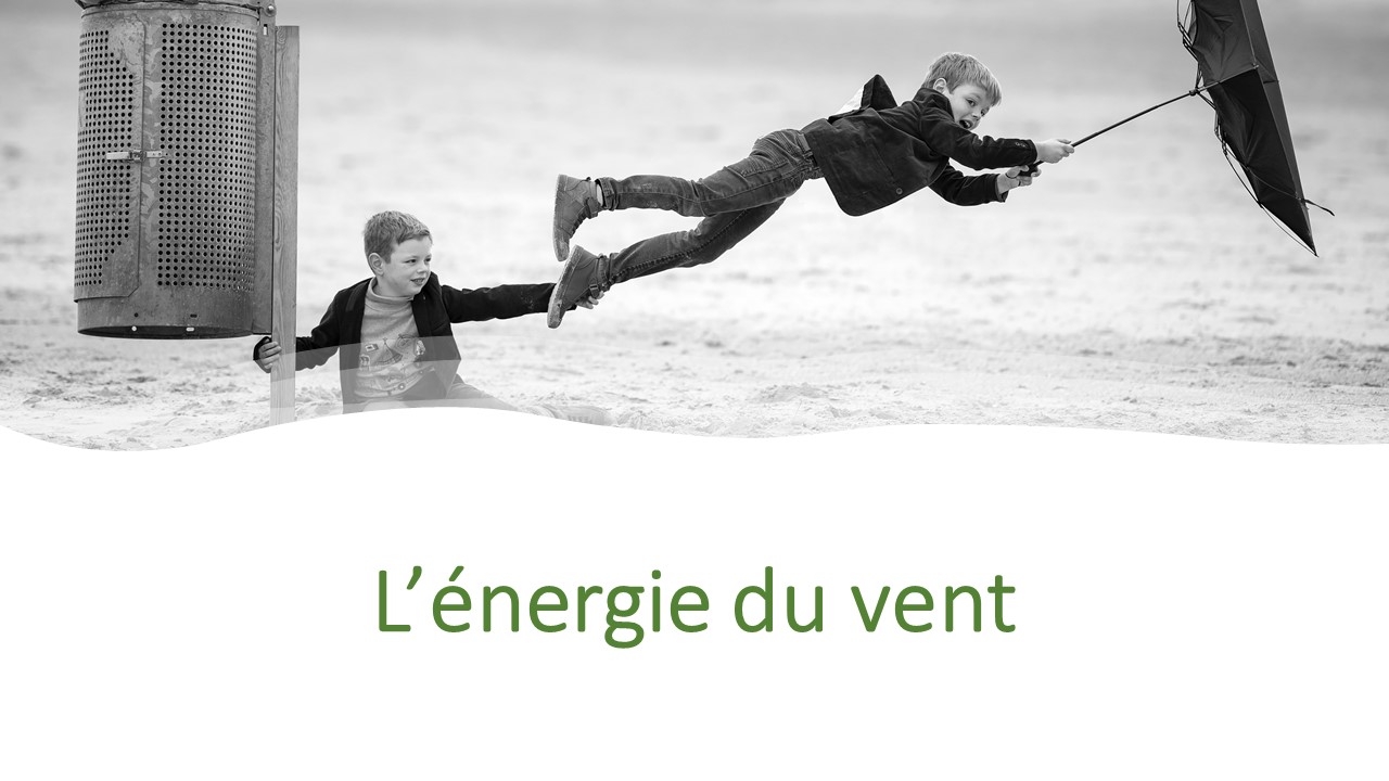 Photo montrant un garçon qui tient d’une main un poteau et de l’autre le pied d’un garçon. Celui-ci est en train de s'envoler à cause d’un parapluie qu’il tient et que le vent a renversé. 