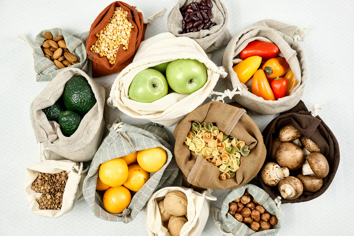Des aliments dans des sacs de tissus. 