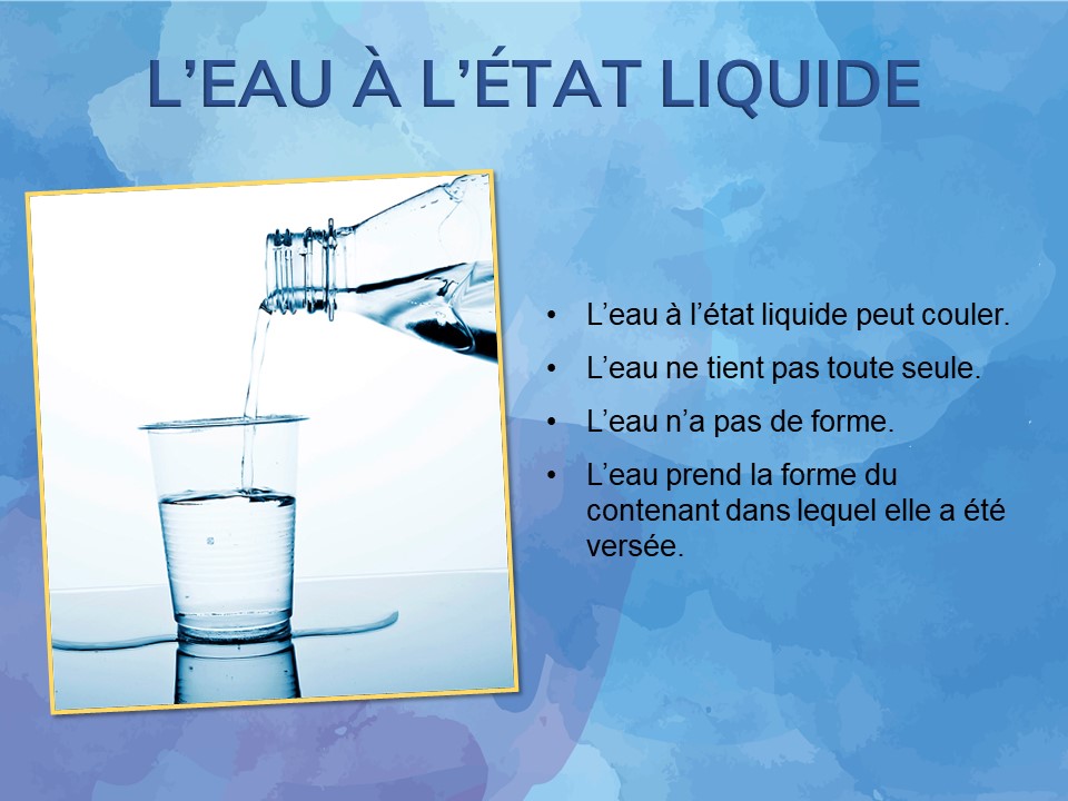 De l’eau en bouteille est versée dans un verre. 