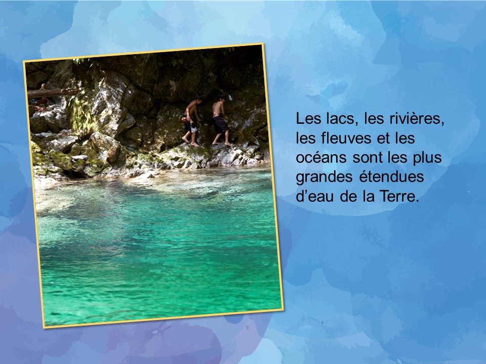 Deux enfants qui viennent de se baigner dans une rivière. 