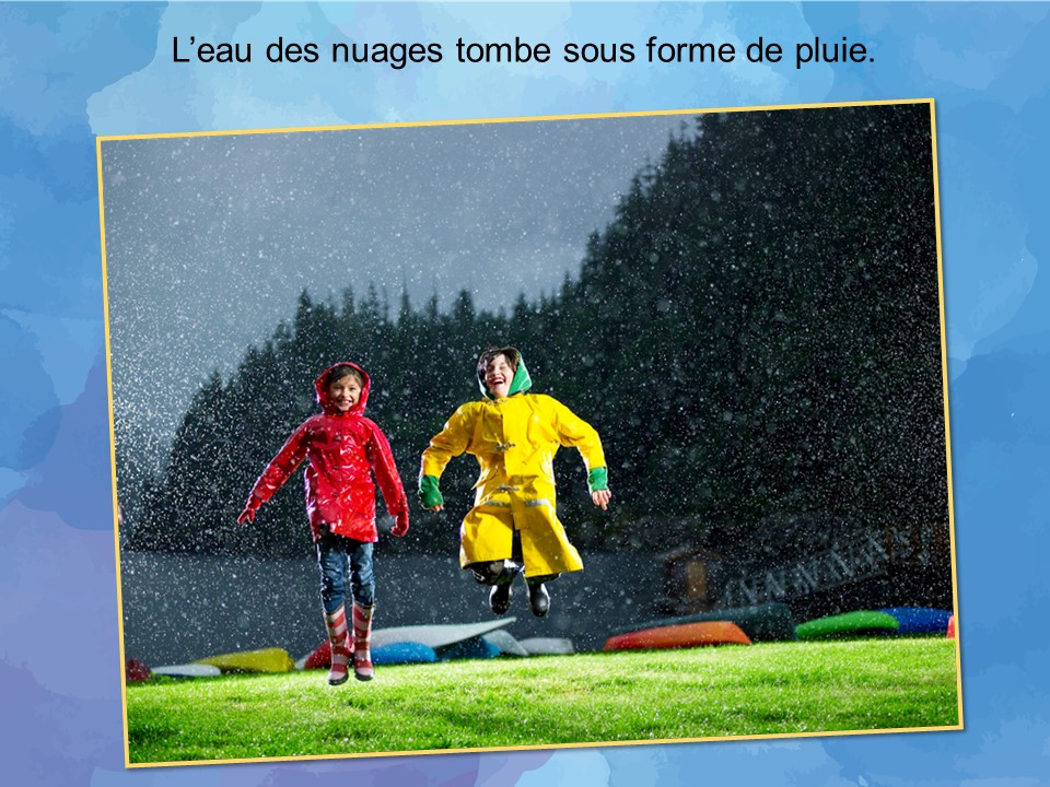 Deux enfants vêtus d’un manteau de pluie et de bottes pour la pluie s’amusent alors qu’il pleut. 