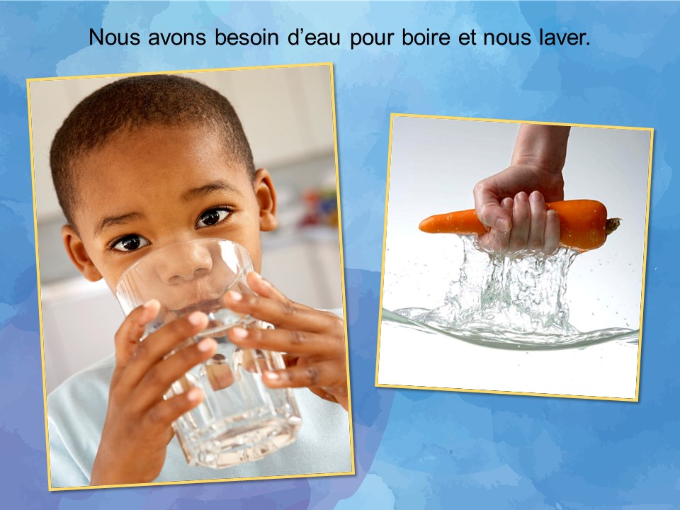 Un enfant buvant un verre d’eau. Une main tenant une carotte qui a été immergée dans l’eau. 