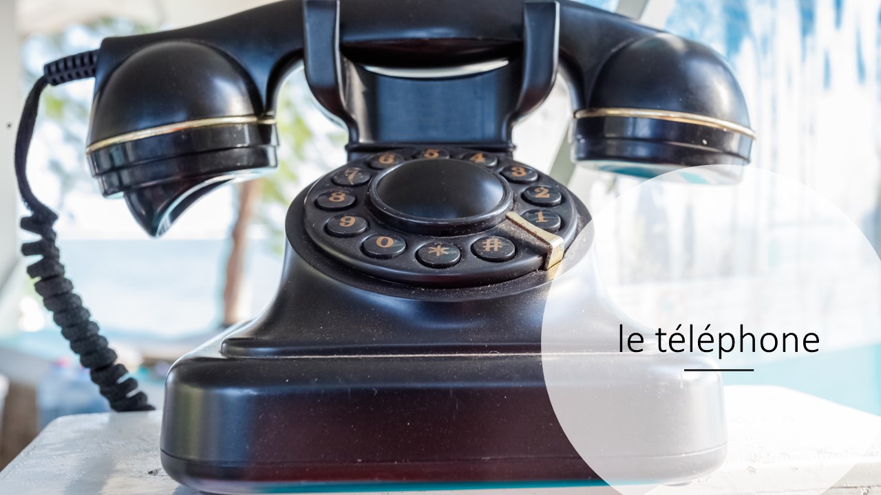 Un téléphone. 