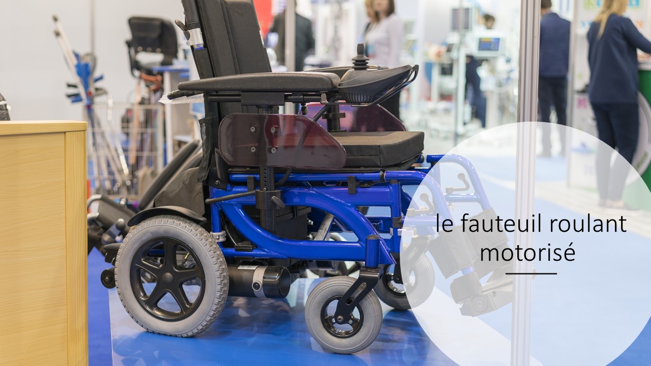 Un fauteuil roulant motorisé. 