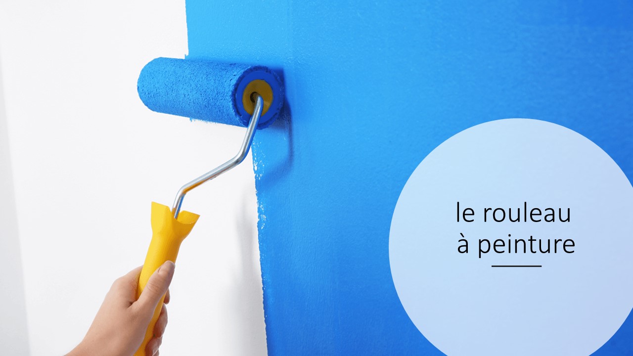 Un rouleau à peinture. 