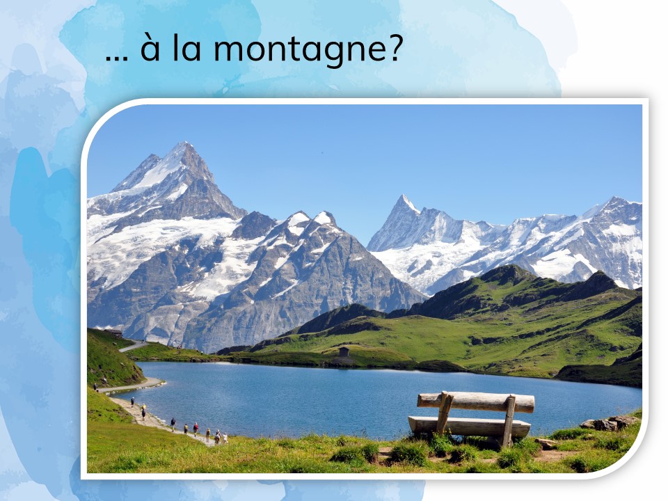 Vue sur un lac et des montagnes. 