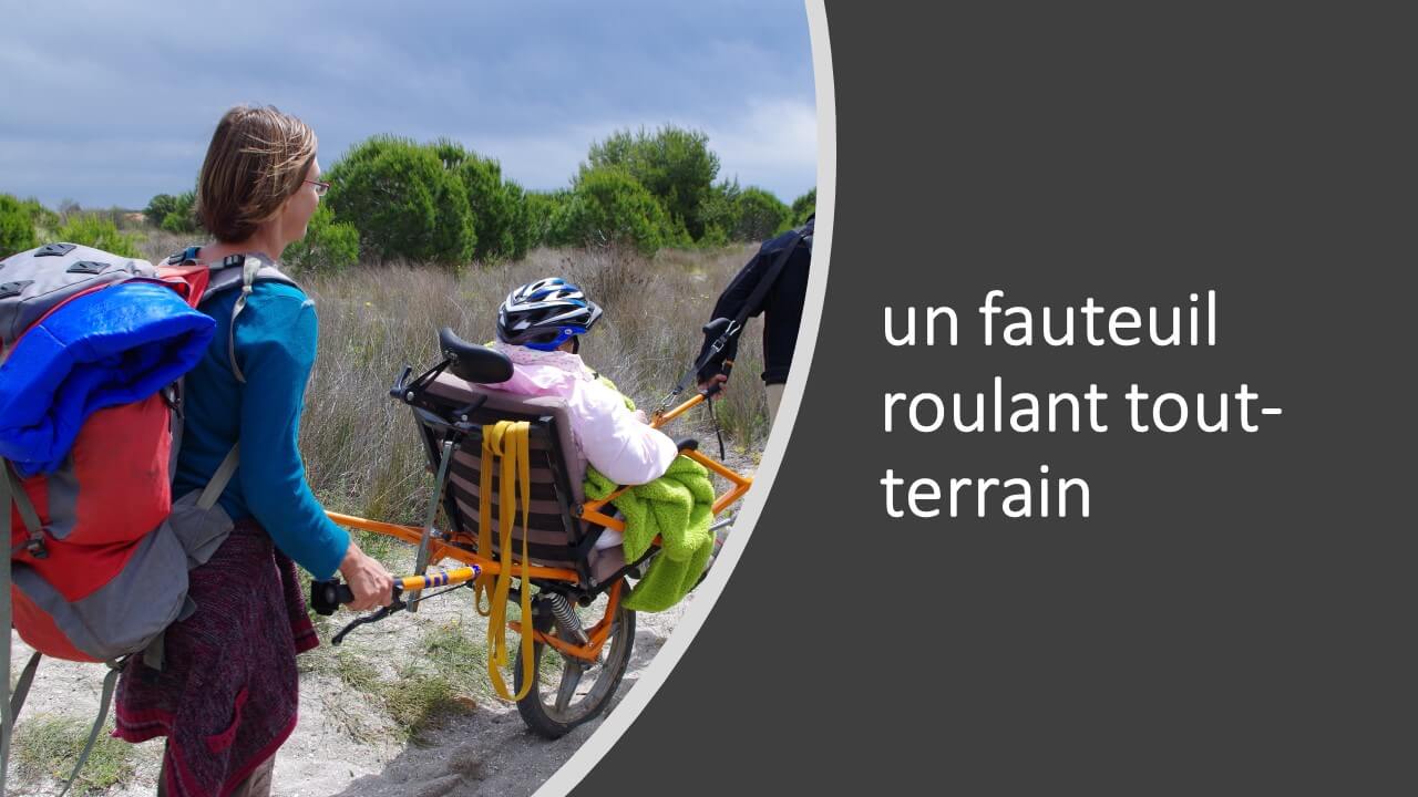 Deux personnes tirant un fauteuil roulant tout-terrain. 