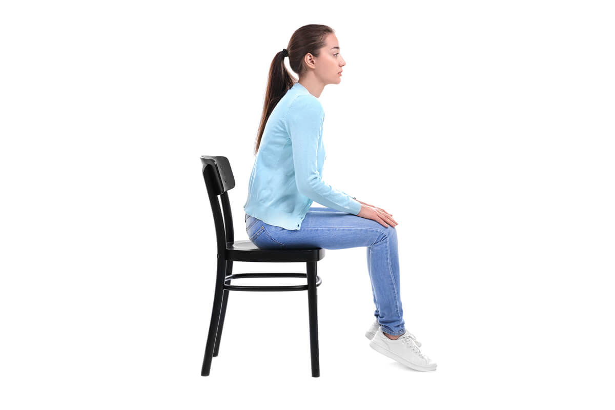 Une femme assise sur une chaise 