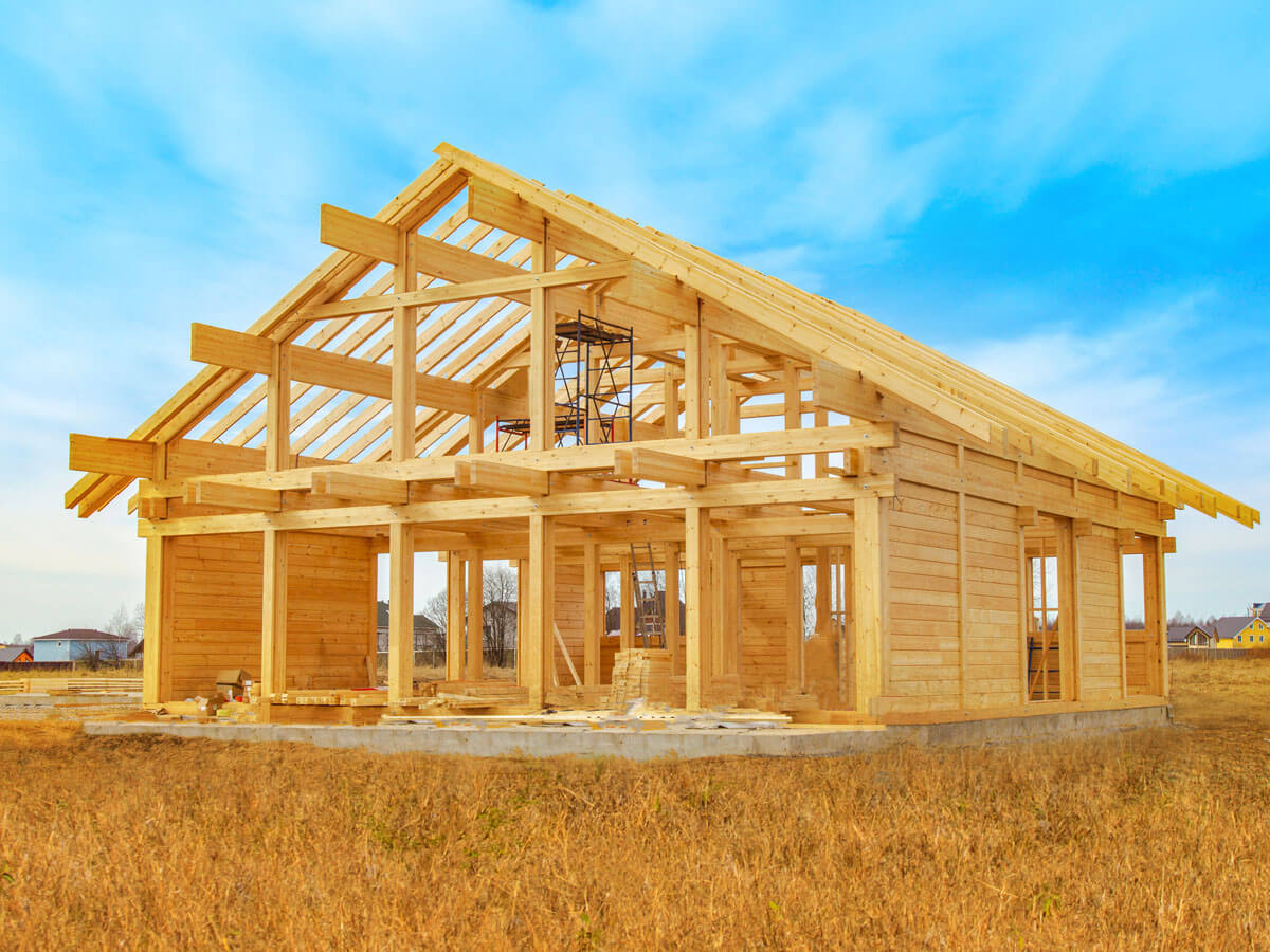 La charpente en bois d’une maison en construction 