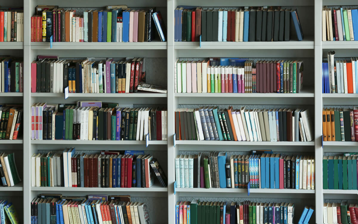 Des bibliothèques pleines de livres 