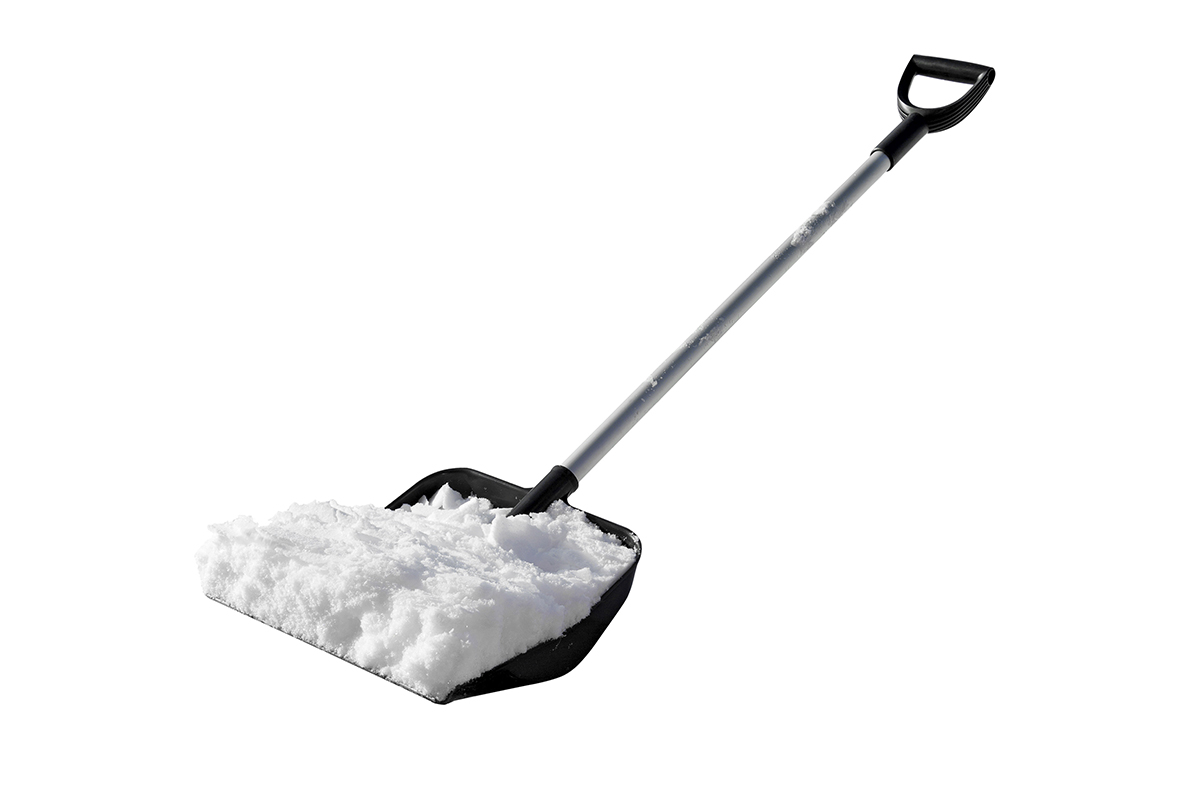 Une pelle avec de la neige 