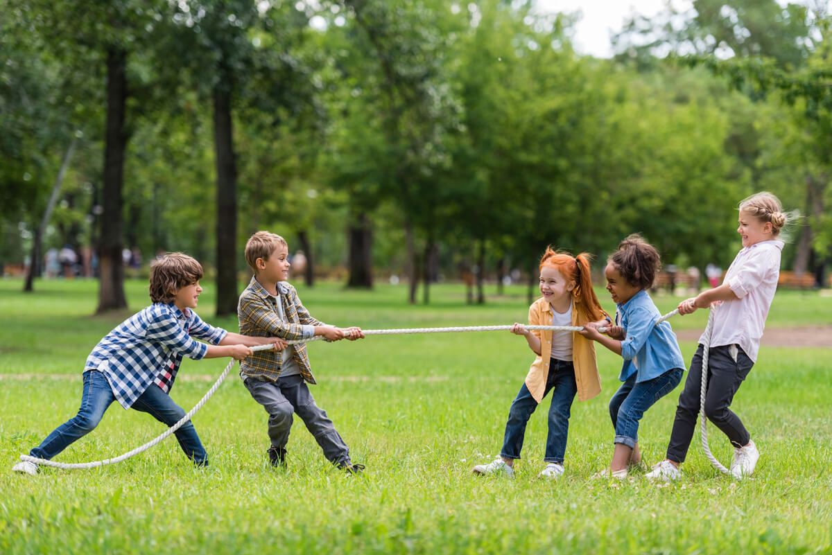 Des enfants jouant au souque à la corde. 