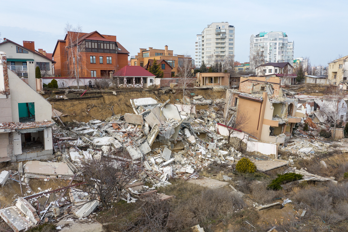 Des maisons détruites à la suite d'un glissement de terrain.
