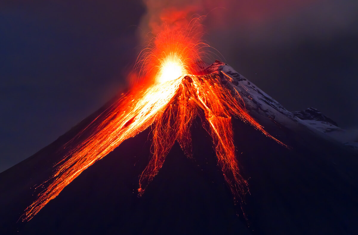 Un volcan en éruption.