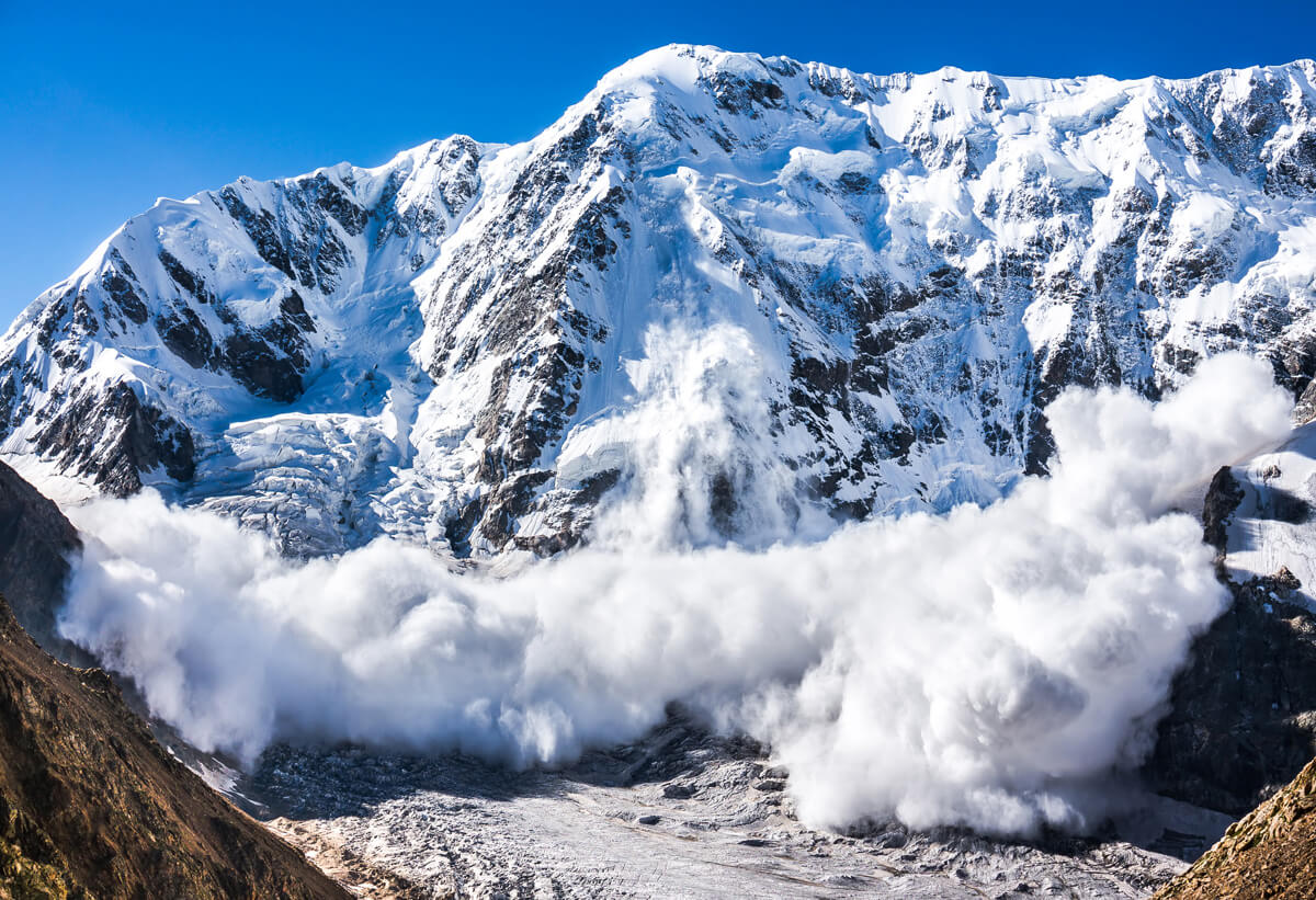 Une avalanche de neige en montagne.