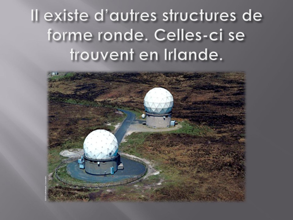 Deux structures sphériques sur un terrain vague 