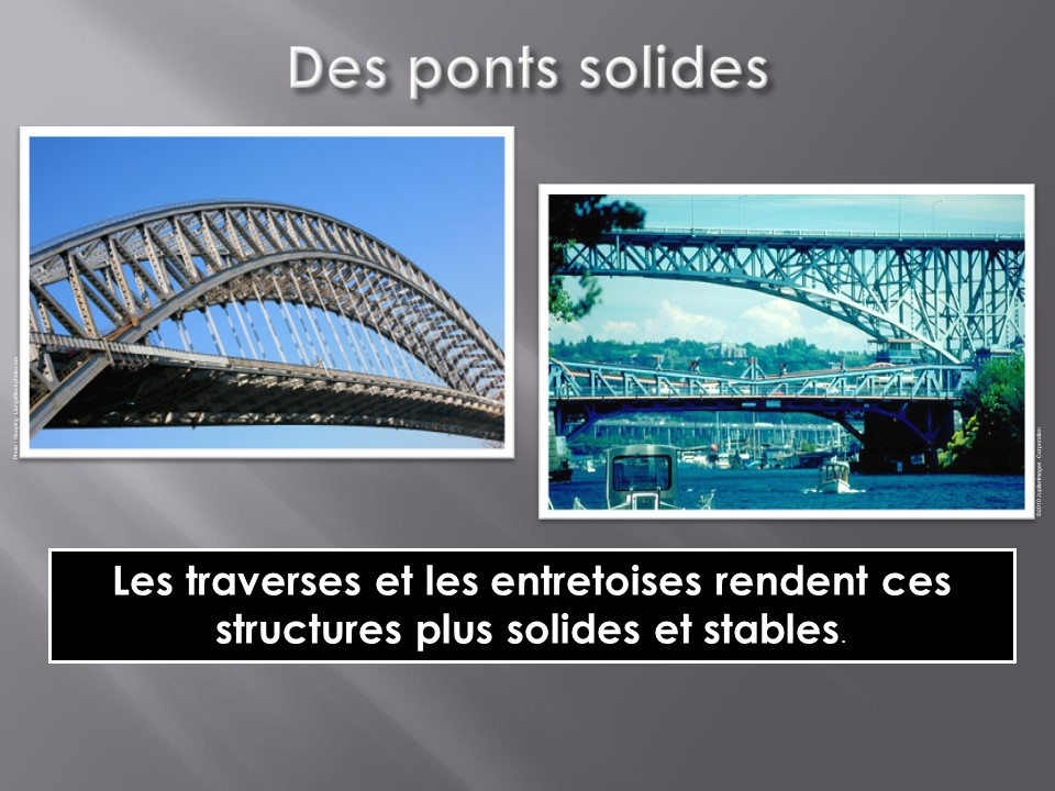 À gauche : pont vu de côté, à droite : pont piéton et pont pour autos surplombant une étendue d’eau. 