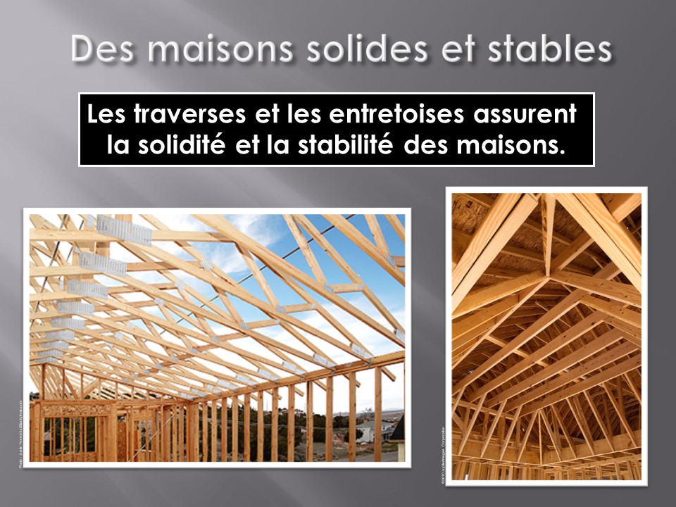 À gauche : charpente de maison en construction à droite : gros plan sur les traverses et entretoises 