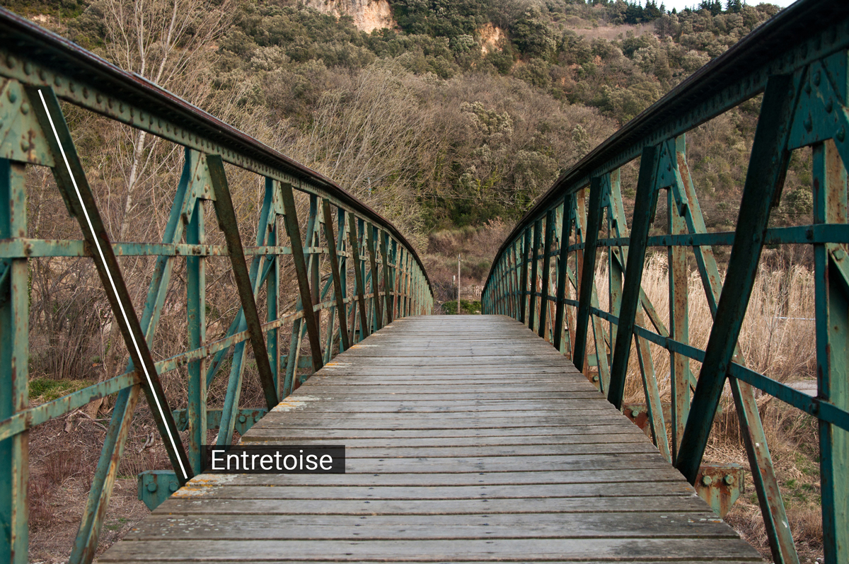 Gros plan d’un pont sur lequel on montre ce qu’est une entretoise. 