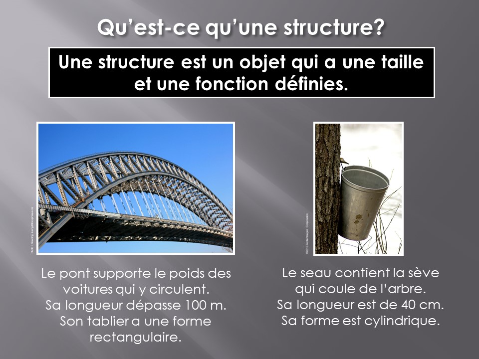 À gauche : un pont vu de côté, à droite : un seau, servant à recueillir la sève accroché à un arbre. 